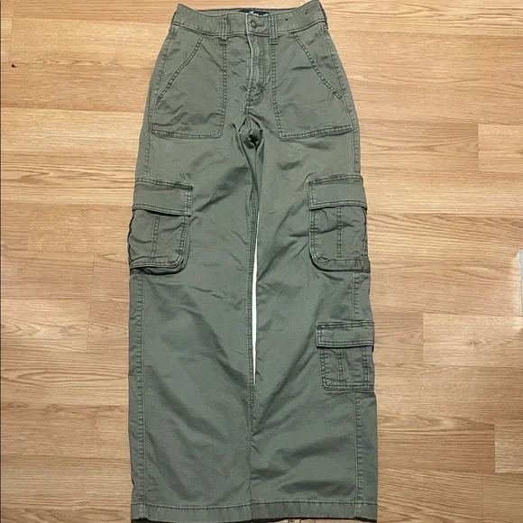 Women's Hollister  Olive Cargo Pants - Picture 1 of 1